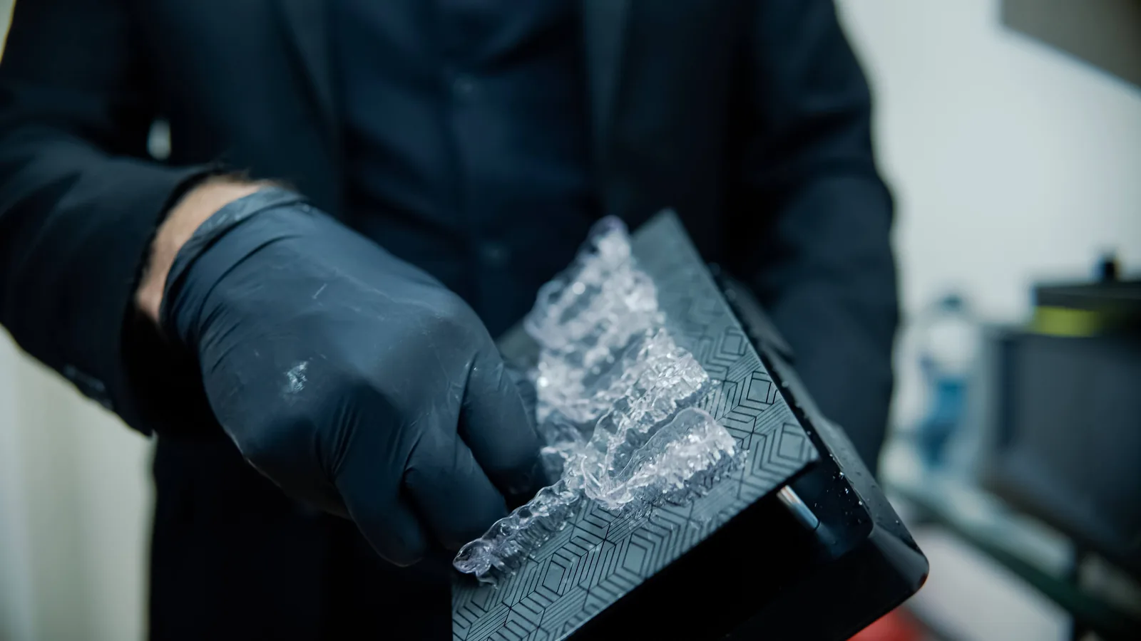 Alinhadores PriZma Bio Aligner recém-impressos na plataforma da impressora 3D